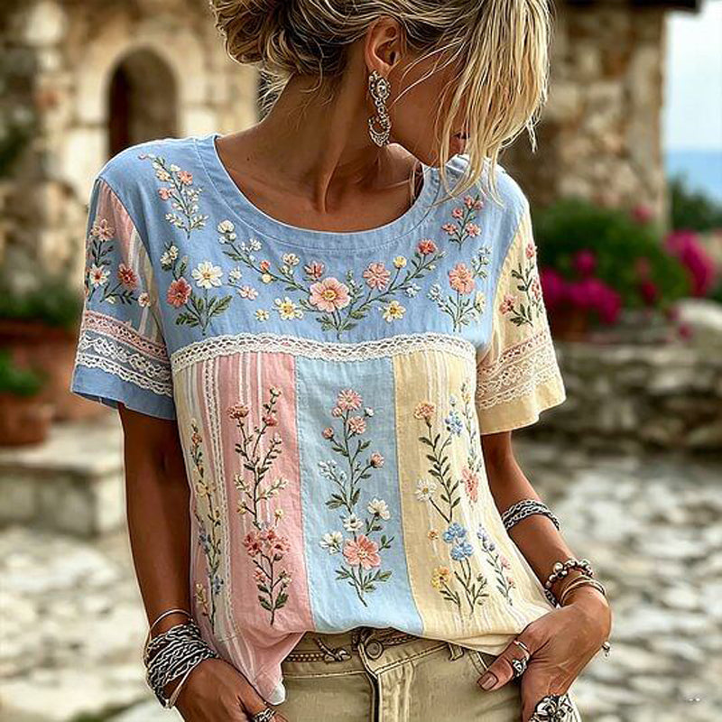 Camiseta con estampado floral y bloques de color