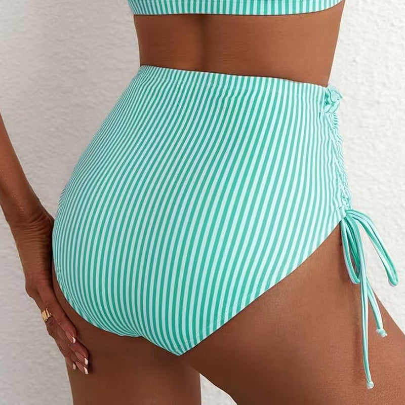Bikini a Rayas con Volantes y Talle Alto: Estilo Femenino y Veraniego