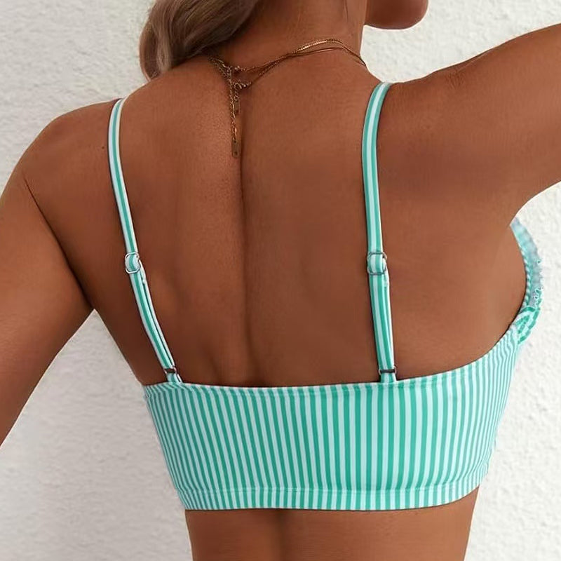 Bikini a Rayas con Volantes y Talle Alto: Estilo Femenino y Veraniego